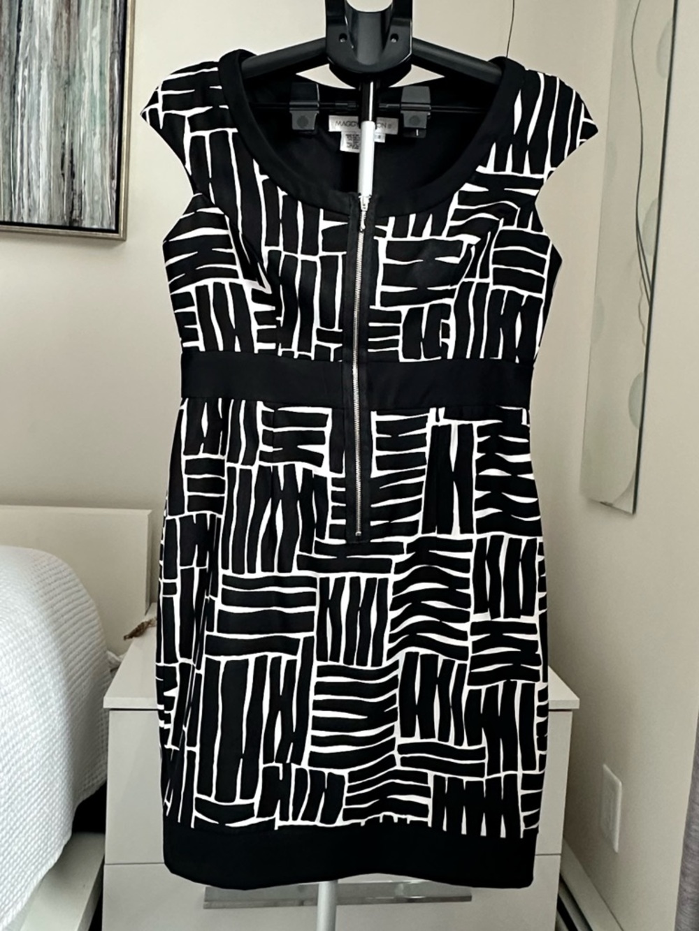 Maggy London Size 8 Black & White Geometric Cap-Sleeve Mini Dress